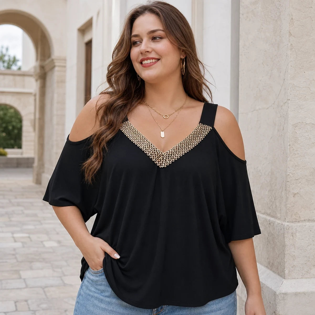Tricou elegant și la modă, cu umeri decupați și aplicații strălucitoare