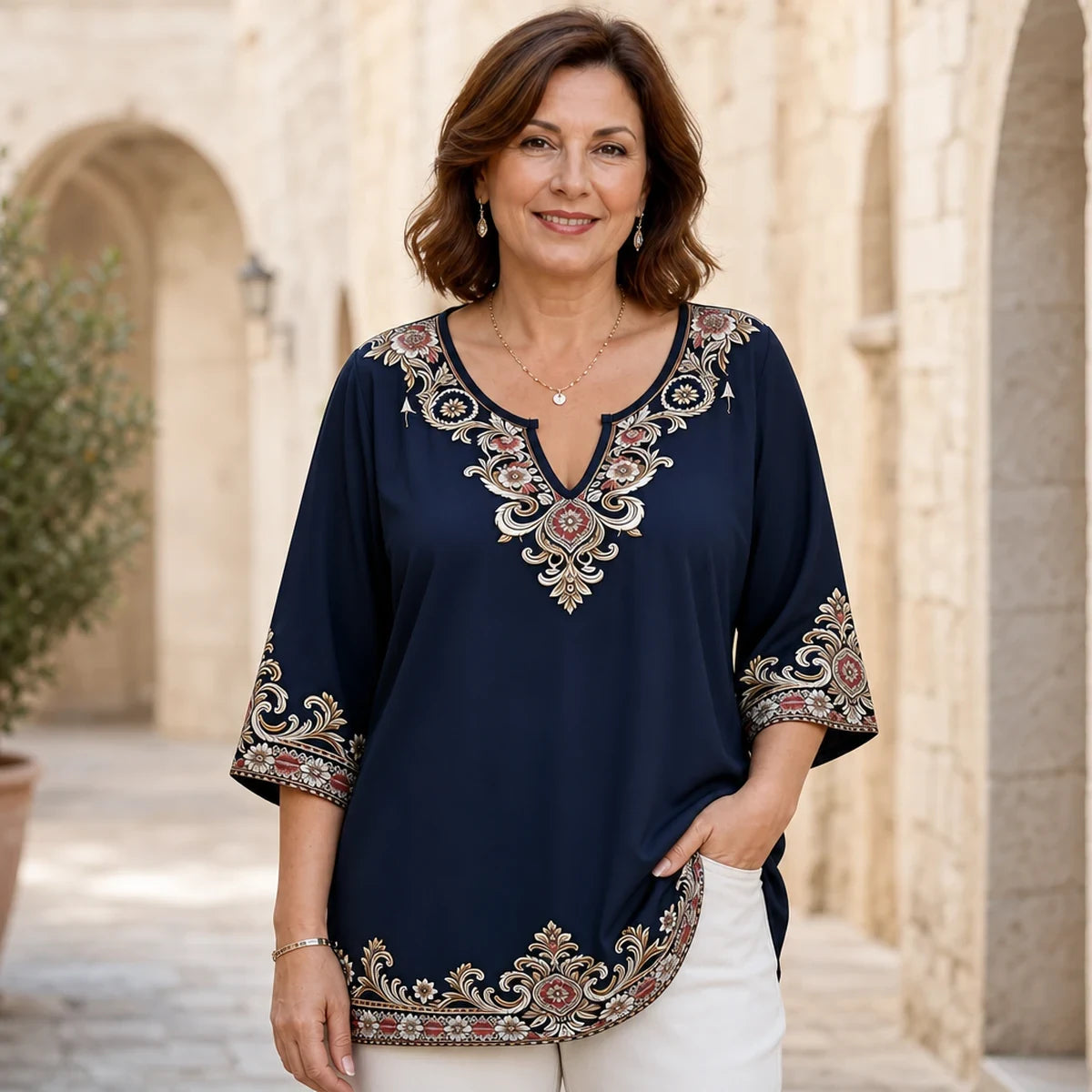 Bluză cu mânecă scurtă, decolteu în V și broderie retro, mărimi mari