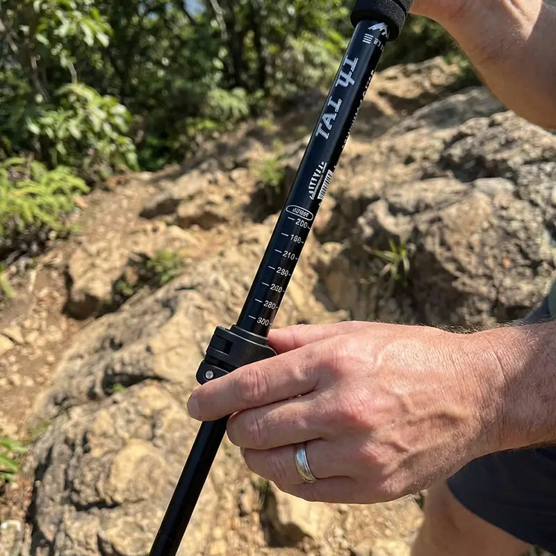 Băț de trekking reglabil din aliaj de aluminiu: durabil, cu absorbție a șocurilor și ușor.