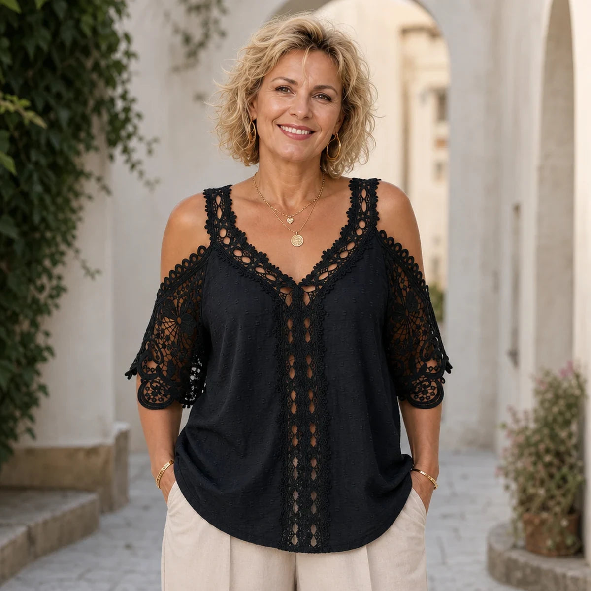 Bluză la modă cu mânecă scurtă umeri goi dantelă și decupaje
