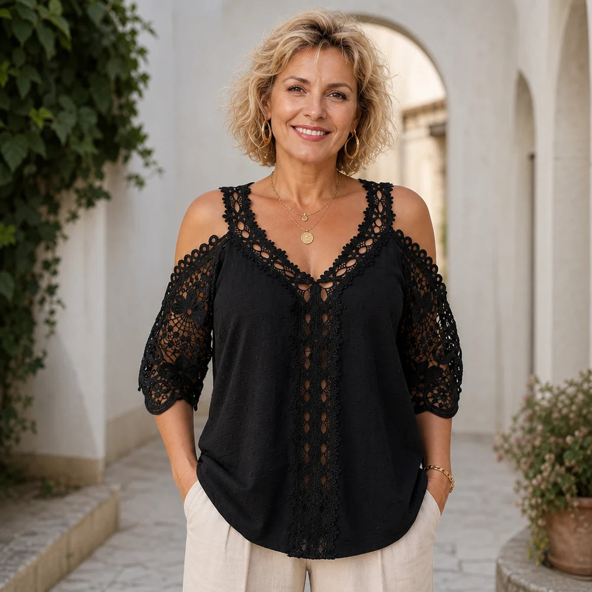 Bluză la modă cu mânecă scurtă umeri goi dantelă și decupaje
